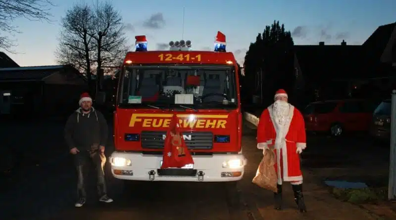 Ortsbrandmeister Uwe Jakobs verkleidete sich als Nikolaus und brachte mit dem Löschfahrzeug süße Leckereien zu den angemeldeten Kindern.