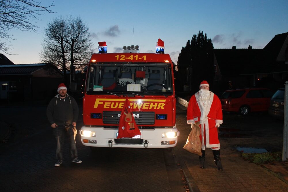 Ortsbrandmeister Uwe Jakobs verkleidete sich als Nikolaus und brachte mit dem Löschfahrzeug süße Leckereien zu den angemeldeten Kindern.
