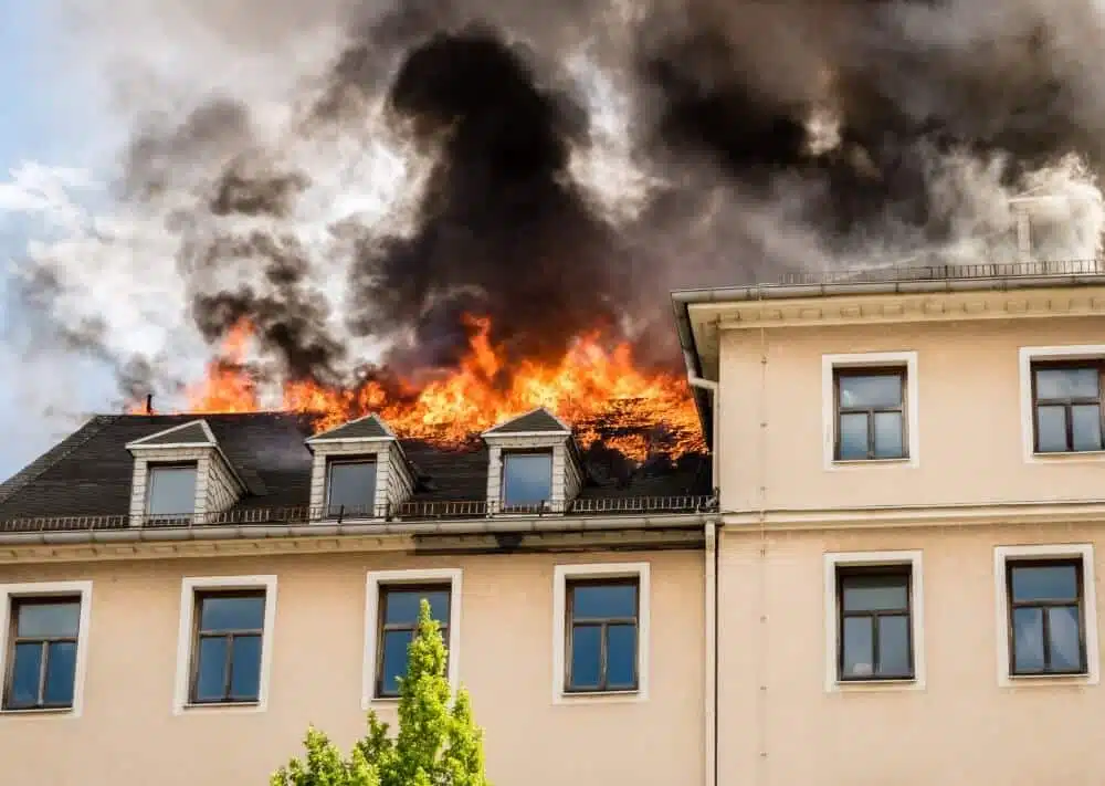 Eine Person rettete die Feuerwehr Ludwigshafen in den frühen Morgenstunden bei einem Gebäudebrand im Ludwigshafener Ortsbezirk Mundenheim.