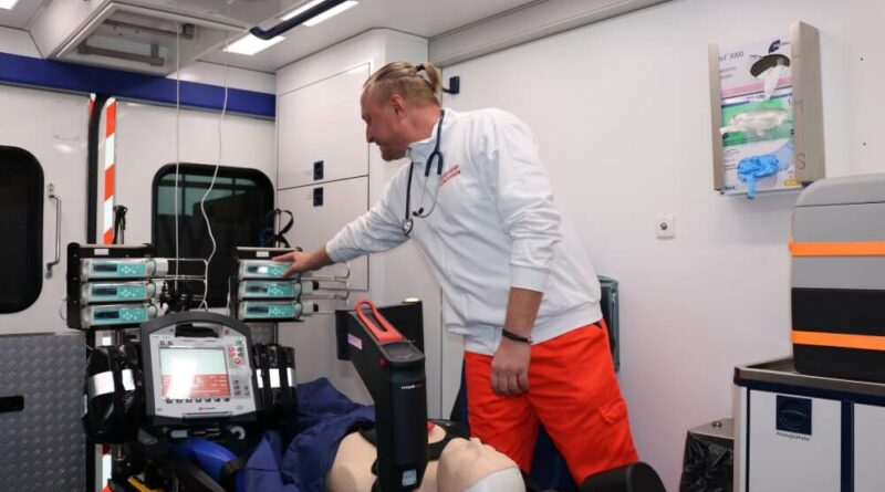 Die Feuerwehr Bremerhaven besitzt seit kurzem einen Rettungswagen mit Spezialausstattung, mit dem intensivmedizinisch zu betreuende Personen transportiert werden können.