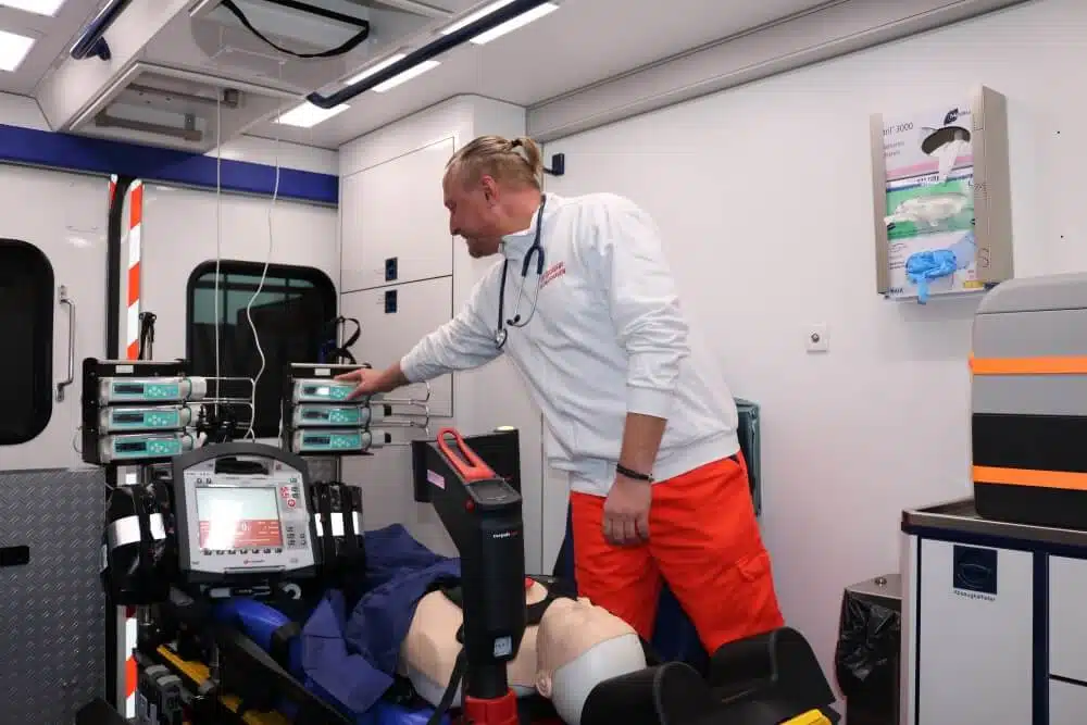 Die Feuerwehr Bremerhaven besitzt seit kurzem einen Rettungswagen mit Spezialausstattung, mit dem intensivmedizinisch zu betreuende Personen transportiert werden können.