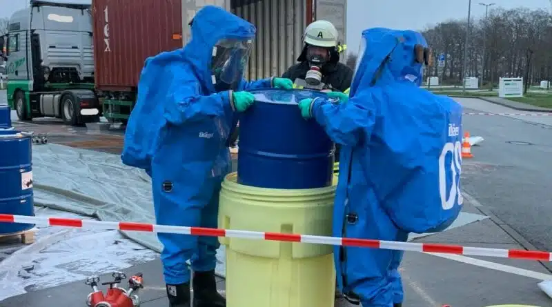 Nachdem das Fass geborgen war, luden die Einsatzkräfte es in einem Überfass ab.