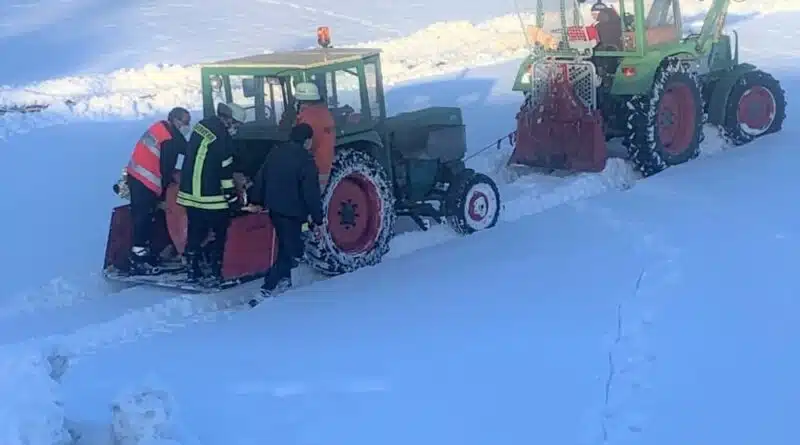 Ein Talent zur Improvisation war gefragt, als die Einsatzkräfte der Feuerwehr Eigeltingen am 24. Januar 2021 dem Rettungsdienst halfen, einen Verletzten aus dem Wasserburger Tal abzutransportieren.