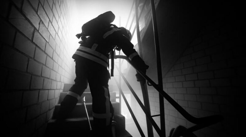 Unter Atemschutz gingen die Kräfte im verrauchten Keller vor, um die Brandursache zu finden.