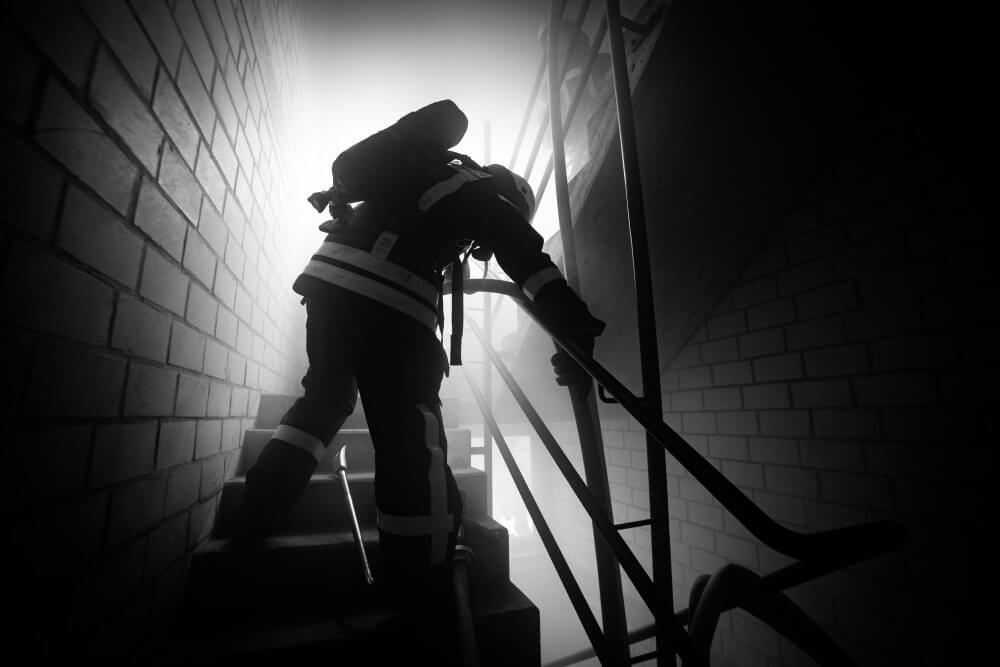 Unter Atemschutz gingen die Kräfte im verrauchten Keller vor, um die Brandursache zu finden.
