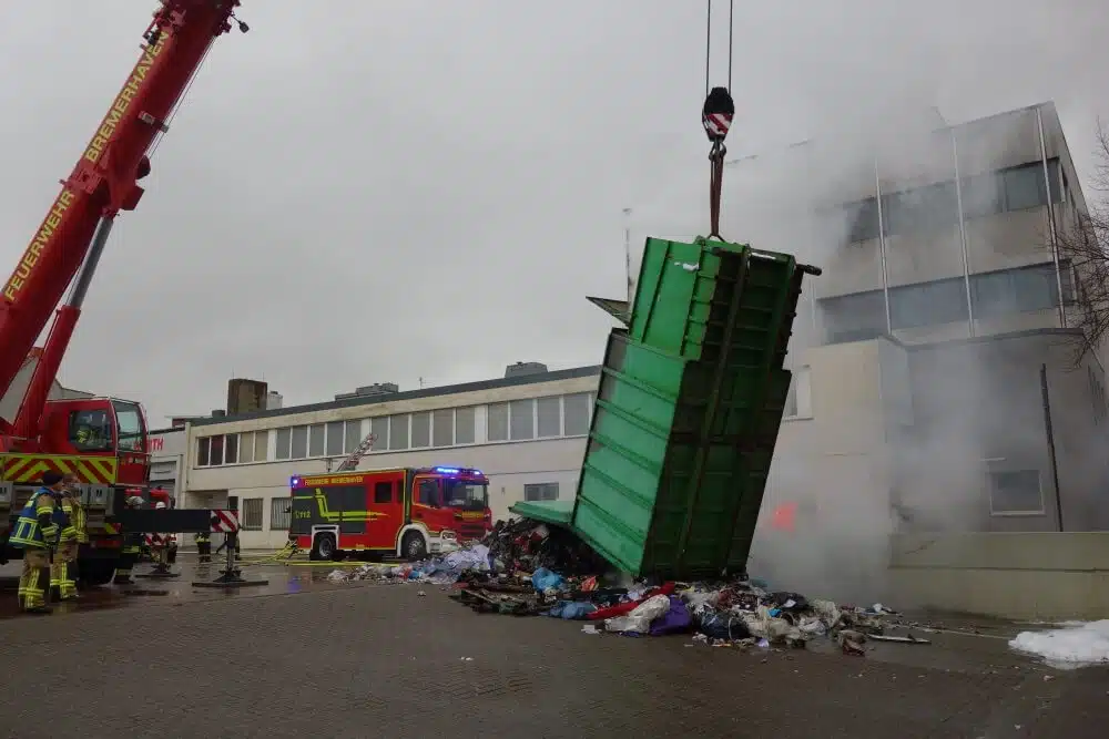 In einem Müllcontainer in Bremerhaven brach am 7. Januar 2021 ein Feuer aus.