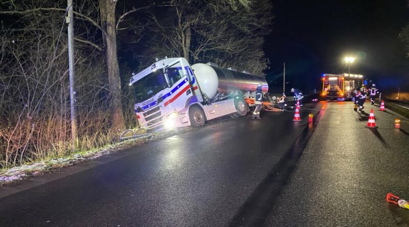 Ein Sattelzug kam in der Nacht auf den 26. Januar 2021 bei Rösrath von der Straße ab und drohte eine Böschung hinabzustürzen.