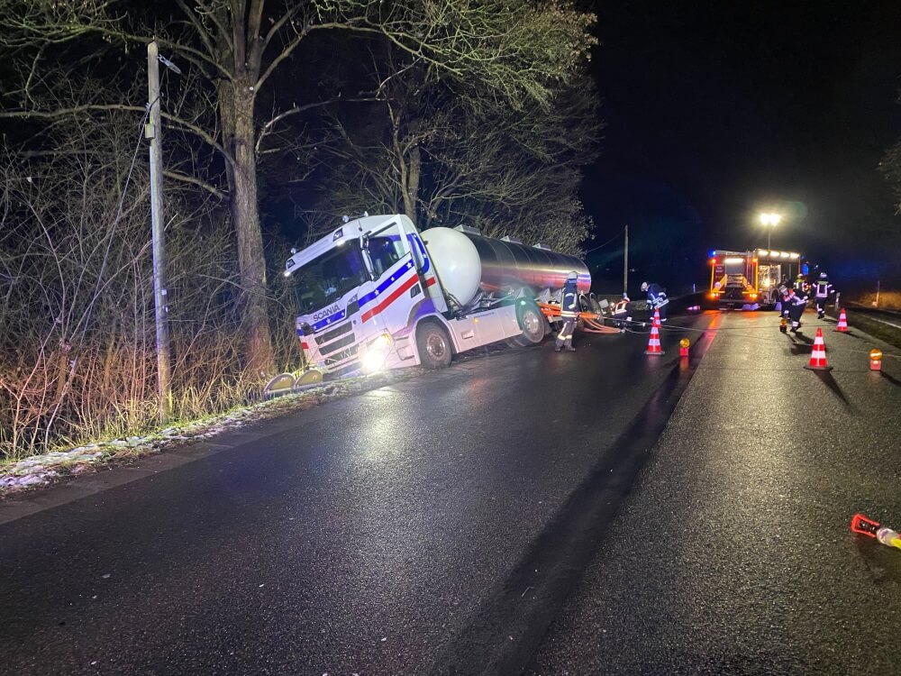 Ein Sattelzug kam in der Nacht auf den 26. Januar 2021 bei Rösrath von der Straße ab und drohte eine Böschung hinabzustürzen.