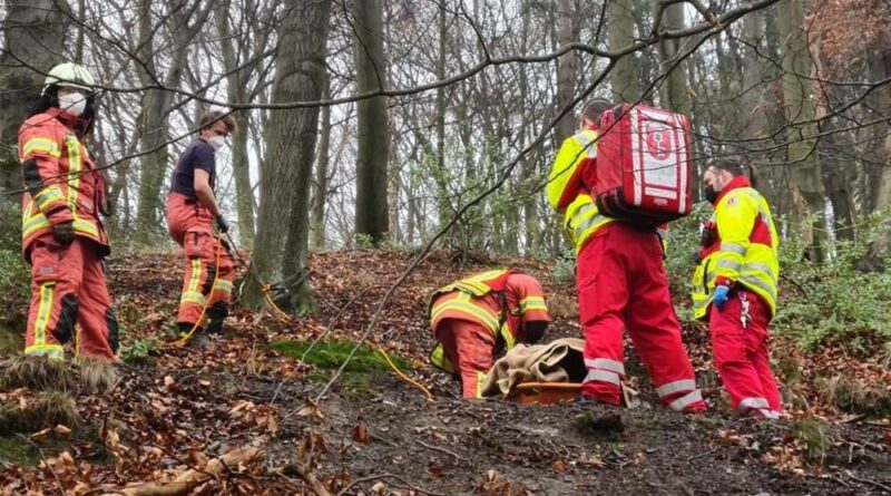 Bei einer Wanderung verunglückte am 7. Januar 2021 eine junge Hattingerin im Wald. Die Rettungskräfte standen nun vor einer großen Herausforderung bei der Rettung.