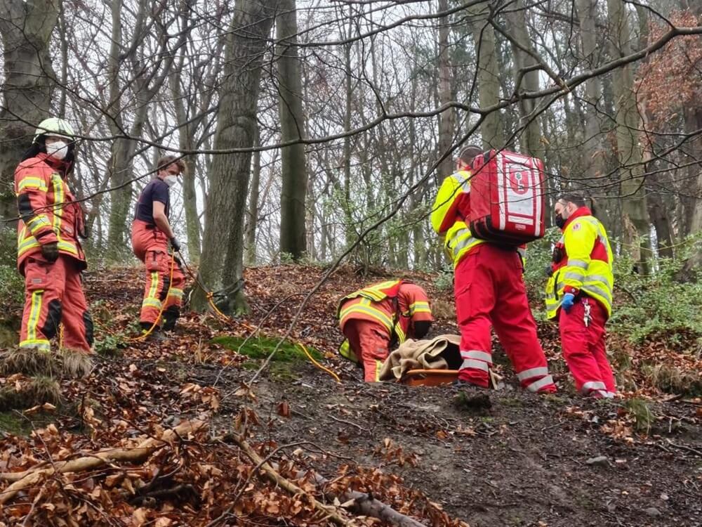 Bei einer Wanderung verunglückte am 7. Januar 2021 eine junge Hattingerin in einem Wald bei Velbert. Die Rettungskräfte standen nun vor einer großen Herausforderung bei der Rettung.