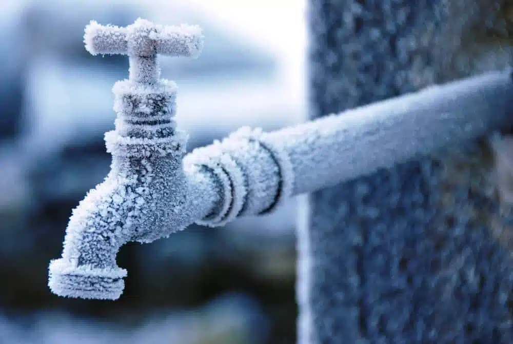 Der Gesamtverband der Deutschen Versicherungswirtschaft e.V. gibt Tipps, wie man seine Wasserleitungen richtig vor Frost und Kälte schützt.