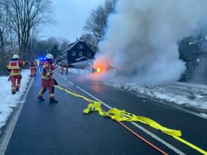 Mit mehreren Trupps unter Atemschutz gingen die Einsatzkräfte gegen den Brand vor, auch um eine Propangasflasche zu kühlen, die im Wohnmobil lagerte.