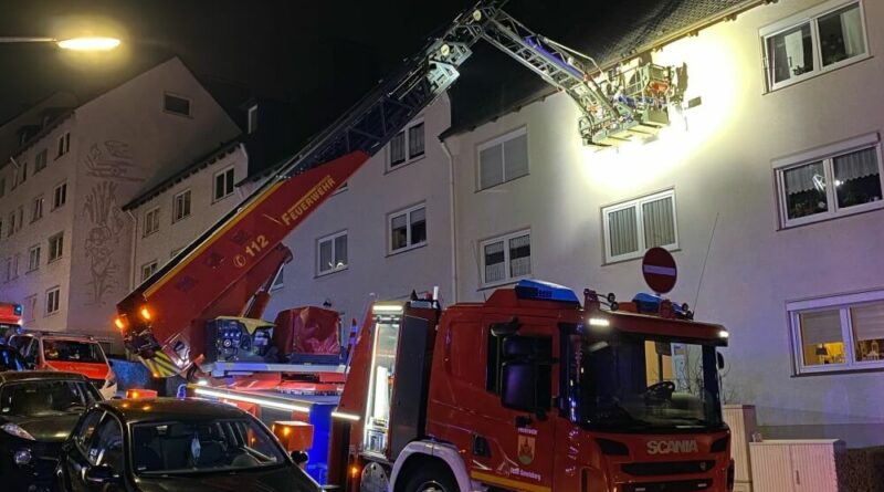 Mithilfe einer Drehleiter unterstützte die Feuerwehr Gevelsberg am Abend des 22. Februar 2021 den Rettungsdienst.