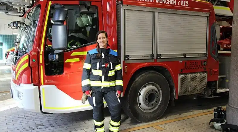 Die Feuerwehr München rückt ab März 2021 in neuer Einsatzkleidung aus.