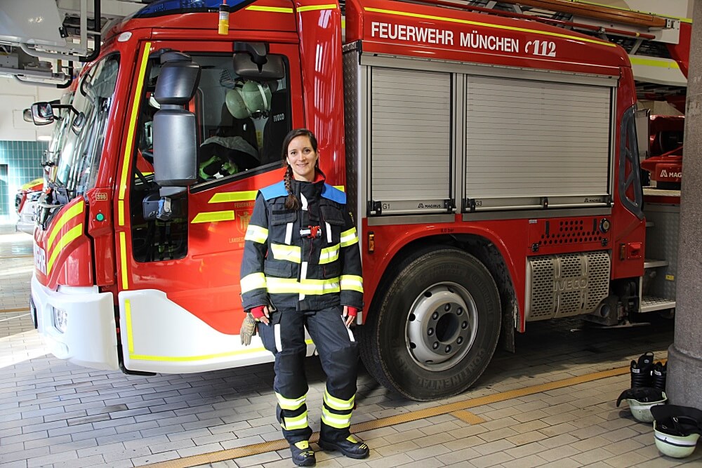 Die Feuerwehr München rückt ab März 2021 in neuer Einsatzkleidung aus.