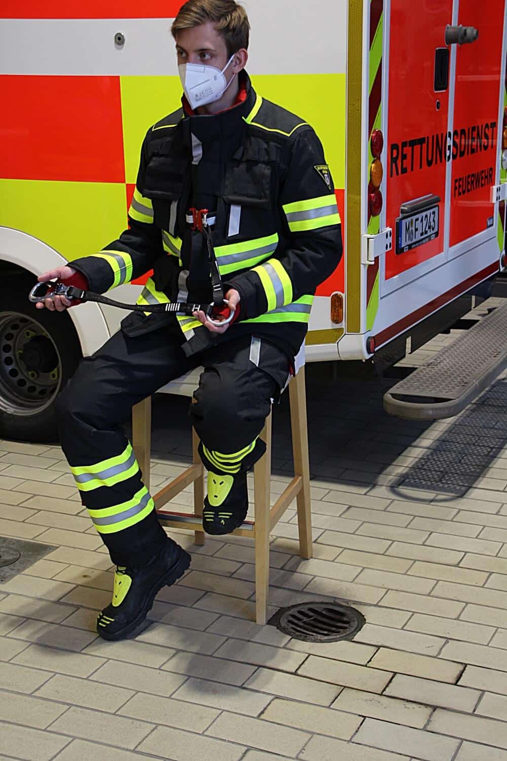 Neue Einsatzkleidung Fur Die Munchner Feuerwehr Feuerwehr Ub De