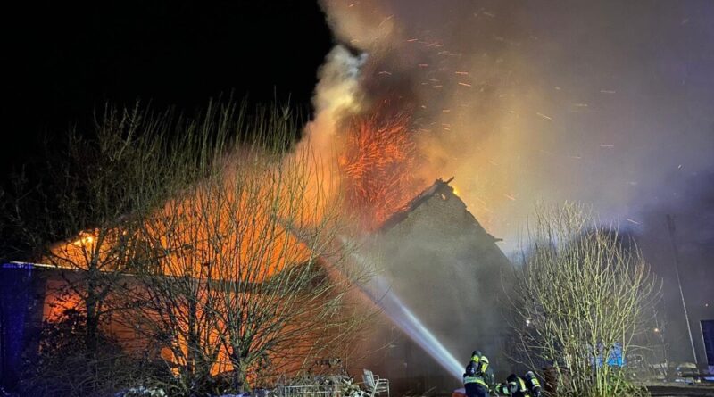 Eine in Vollbrand stehende Scheune löste am 14. Februar 2021 einen Großeinsatz der Feuerwehr Mettmann aus, der aufgrund der Kälte zur Herausforderung wurde.