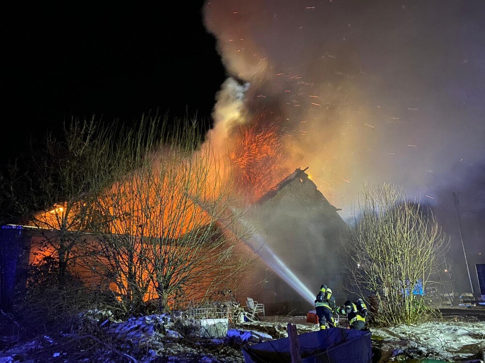 Eine in Vollbrand stehende Scheune löste am 14. Februar 2021 einen Großeinsatz der Feuerwehr Mettmann aus, der aufgrund der Kälte zur Herausforderung wurde.
