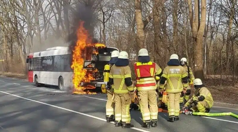 Der Motorraum in einem Linienbus aus Bremen ging am Vormittag des 22. Februar 2021 in Flammen auf.