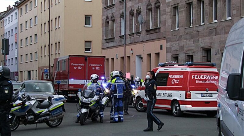 Am Nachmittag des 27. März 2021 kam es in der Nürnberger Südstadt zu einer Explosion in einem Wohnhaus. Deswegen sperrte die Polizei das Gebiet weiträumig ab.