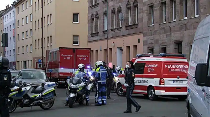 Am Nachmittag des 27. März 2021 kam es in der Nürnberger Südstadt zu einer Explosion in einem Wohnhaus. Deswegen sperrte die Polizei das Gebiet weiträumig ab.
