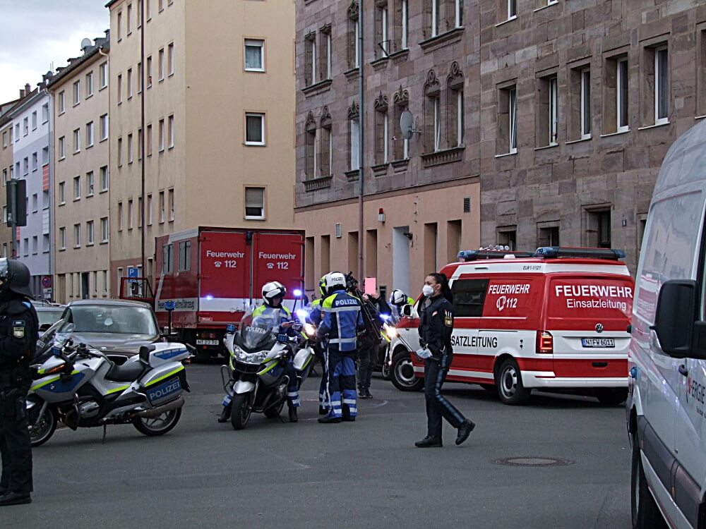 Am Nachmittag des 27. März 2021 kam es in der Nürnberger Südstadt zu einer Explosion in einem Wohnhaus. Deswegen sperrte die Polizei das Gebiet weiträumig ab.