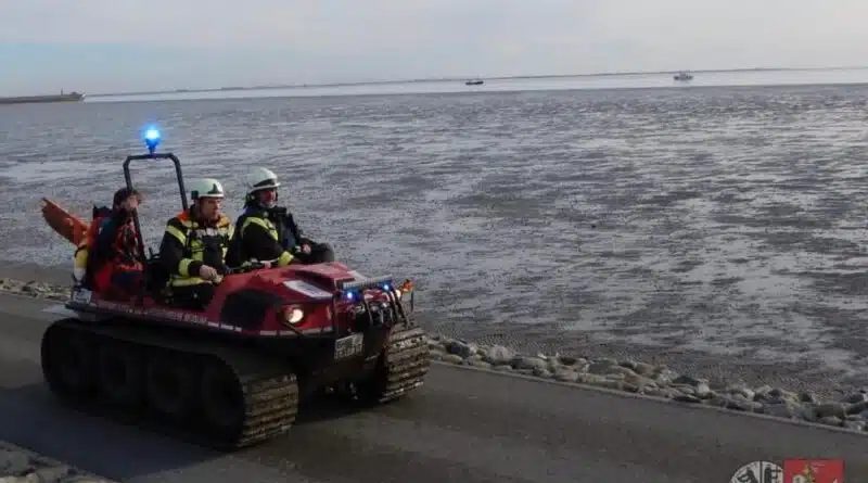 Eine Frau steckte am Nachmittag des 8. März 2021 im Büsumer Watt in einer Notlage, aus der sie die Feuerwehr Büsum rettete.
