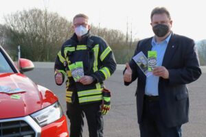 Wehrleiter Arnold Schücke (links) und Bürgermeister Michael Christ präsentieren den neuen Kinderfinder.