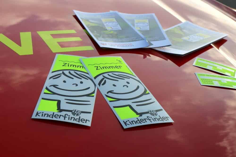 Der neongelbe und beschriftbare Kinderfinder soll den Einsatzkräften helfen, Kinder in Gebäuden zu finden.