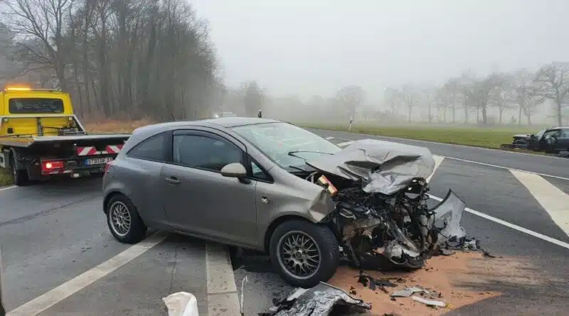 Zu einem Unfall mit zwei Pkw kam es am Morgen des 1. Dezember 2021 auf der B74 bei Schwinge.