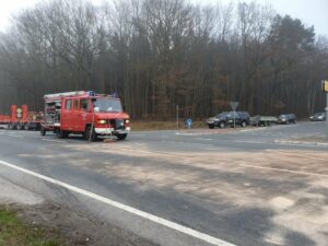 Die Feuerwehr Schwinge sicherte die Einsatzstelle, unterstützte bei den Bergungsarbeiten und stellte den Brandschutz sicher.