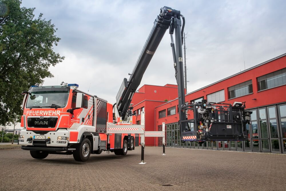 Rund 100 neue Hubrettungsgeräte Typ B45 liefert Rosenbauer ab 2021 an die rumänische Zivilschutzorganisation IGSU.