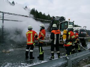 Umfangreiche Nachlöscharbeiten waren notwendig.