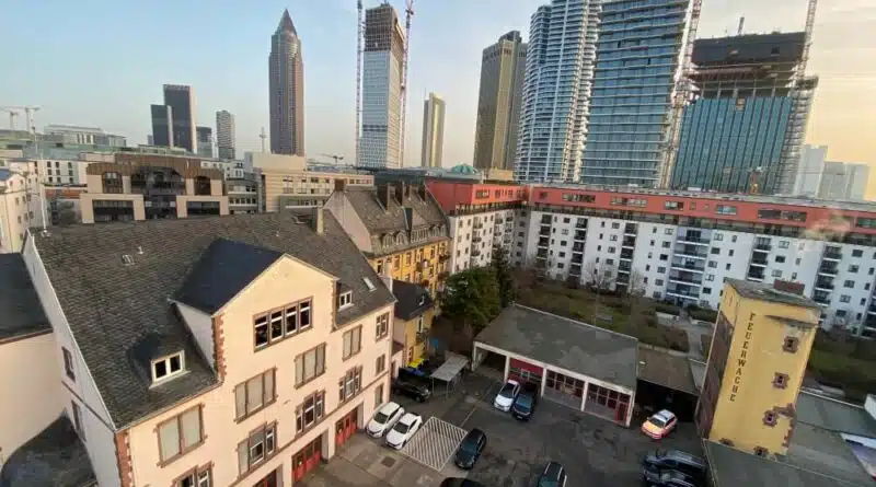 Die historische Wache in der Heinrichstraße in Frankfurt am Main wird umgebaut und erweitert.