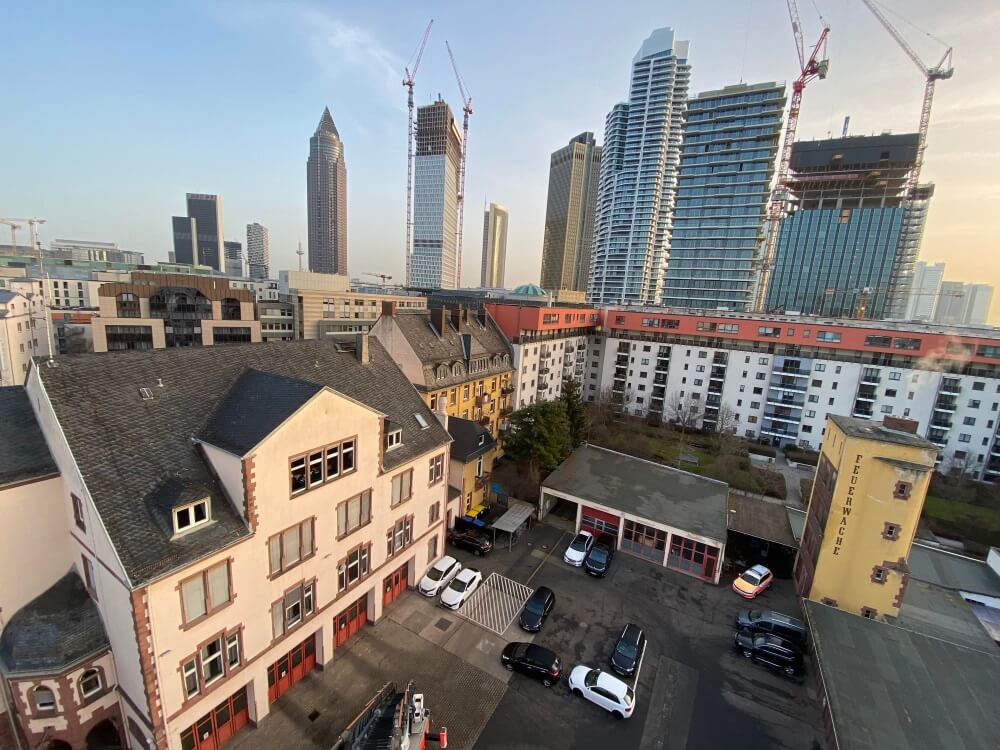 Die historische Wache in der Heinrichstraße in Frankfurt am Main wird umgebaut und erweitert.