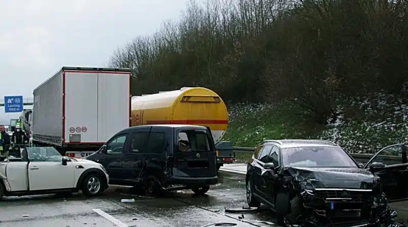 Ein plötzlich auftretendes Unwetter löste am 19. März 2021 eine Massenkarambolage auf der BAB 9 aus.