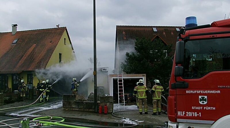 Zu einem Brand in einer Garage rückten am 5. April 2021 die Freiwillige Feuerwehr Fürth-Sack und die Berufsfeuerwehr Fürth aus.