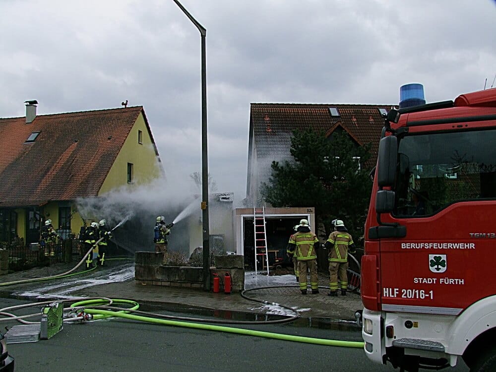 Zu einem Brand in einer Garage rückten am 5. April 2021 die Freiwillige Feuerwehr Fürth-Sack und die Berufsfeuerwehr Fürth aus.