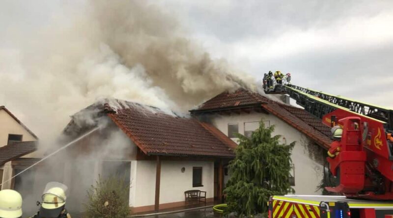 Eine brennende Hecke löste am Abend des 28. April 2021 einen großen Hausbrand in Rotfelden aus.