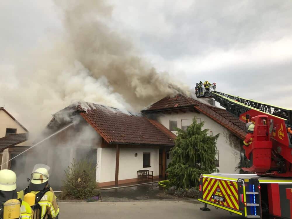 Eine brennende Hecke löste am Abend des 28. April 2021 einen großen Hausbrand in Rotfelden aus.