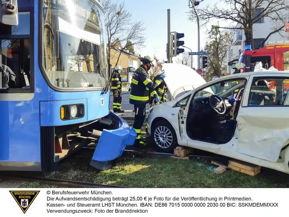 Eine Kollision verursachte ein abbiegender Pkw am Nachmittag des 21. März 2021 mit einer Straßenbahn.