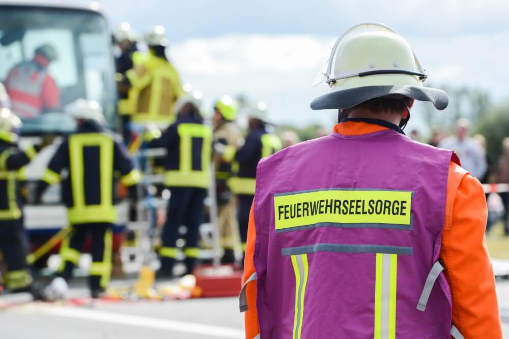 Einige Personen an der Einsatzstelle mussten nach den Ereignissen um den Stromschlag durch Seelsorger betreut werden.