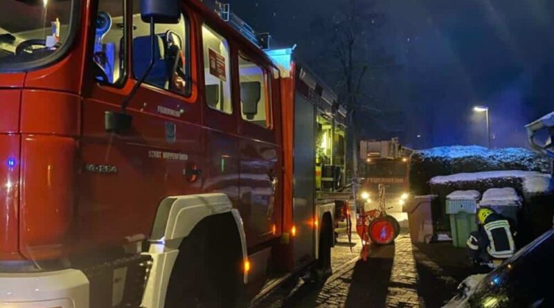 Mit 10 Einsatzfahrzeugen befand sich die Feuerwehr bei dem Wohnungsbrand im Einsatz.