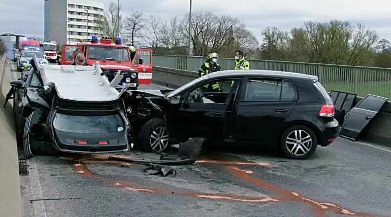 Einer der zwei Einsätze ereignete sich auf dem Dechsendorfer Damm. Dort stießen zwei Pkw zusammen.