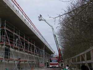 Mit einem Wenderohr löschten die Einsatzkräfte bei Einsatz Nummer zwei das Feuer.