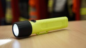 Die HL 10 von AccuLux ist die perfekte Handleuchte für den Feuerwehreinsatz.