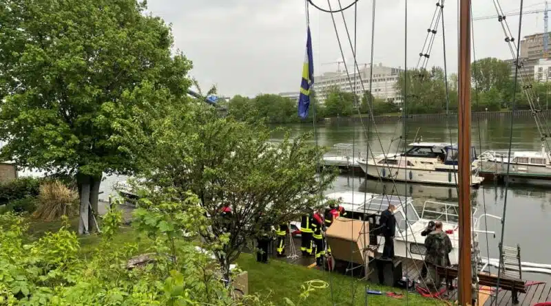 Ein Boot drohte aufgrund eines Lecks am Abend des 11. Mai 2021 in Frankfurt am Main zu sinken.