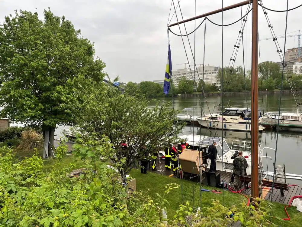 Ein Boot drohte aufgrund eines Lecks am Abend des 11. Mai 2021 in Frankfurt am Main zu sinken.