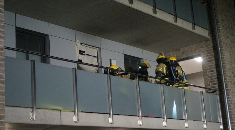 Bei der Ankunft der Feuerwehr stieg dunkler Rauch aus der Wohnung und die Wohnungstür war zum wärmebeaufschlagt.