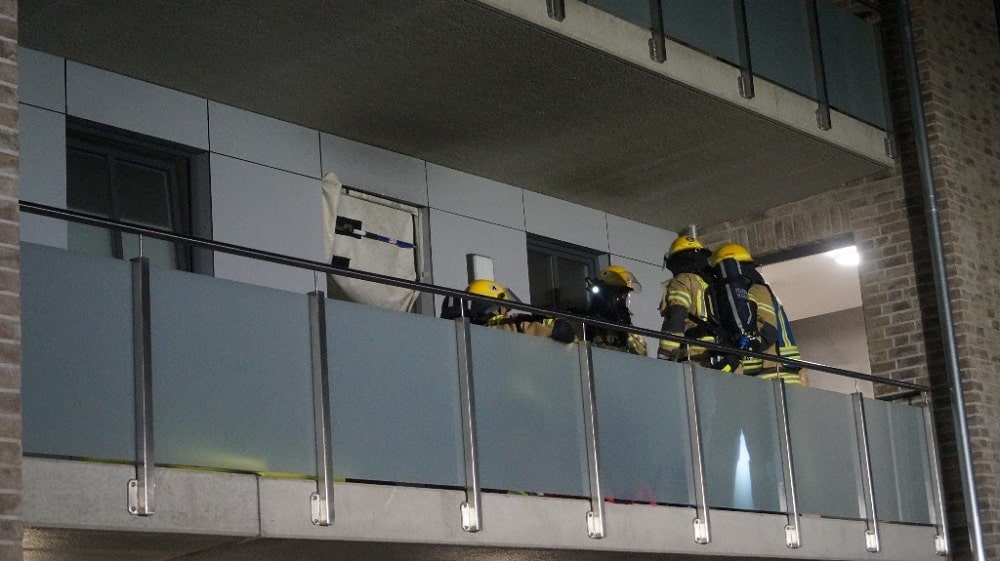 Bei der Ankunft der Feuerwehr stieg dunkler Rauch aus der Wohnung und die Wohnungstür war zum wärmebeaufschlagt.